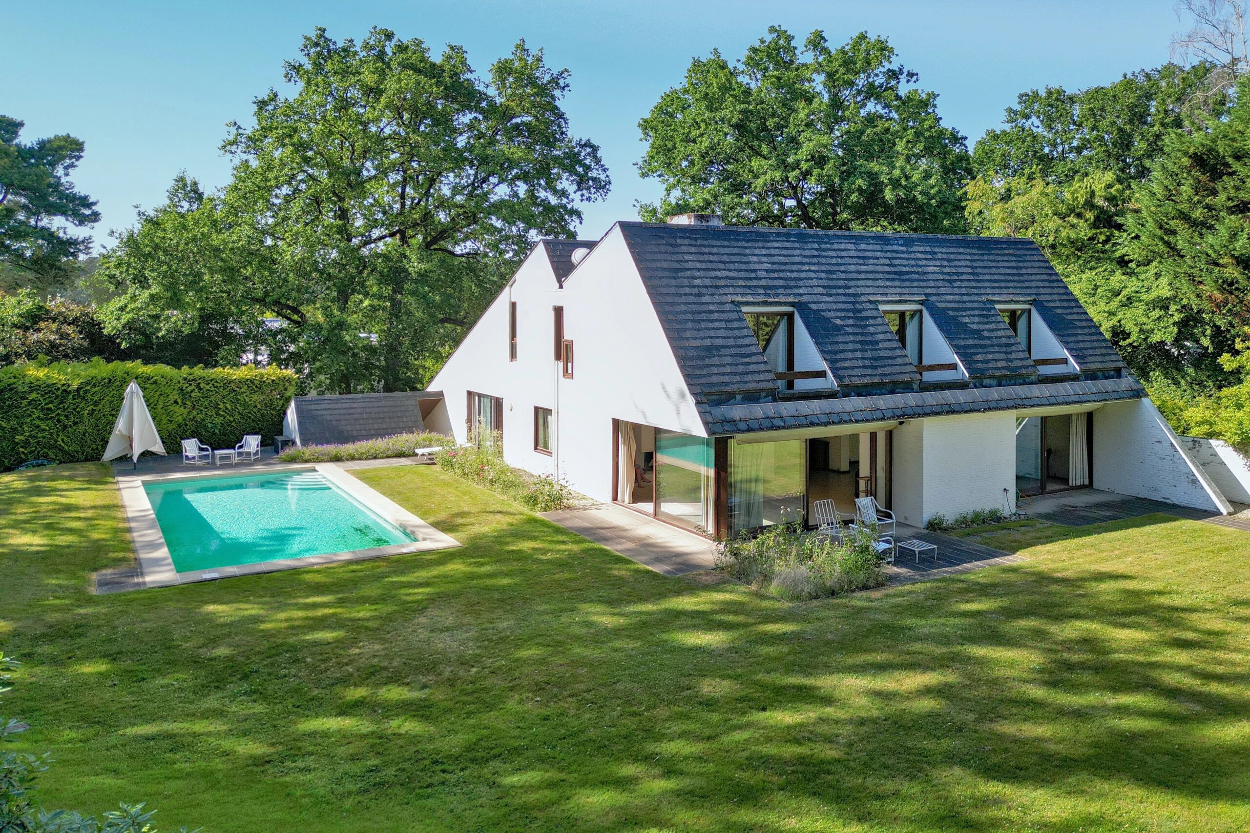 Villa moderniste avec jardin et piscine